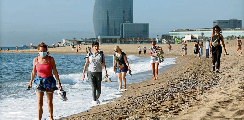 Barcelona prohíbe fumar en cuatro playas a partir de este sábado