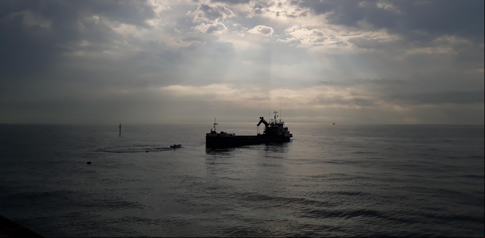 Trabajos de limpieza del mar en el Port Olímpic