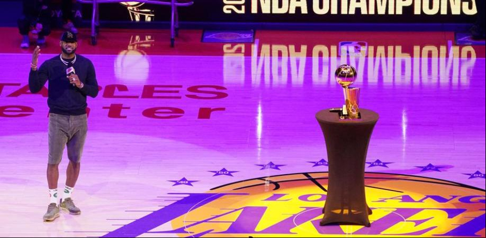 Los Lakers destapan el banderín de campeones y otras imágenes del día en el deporte