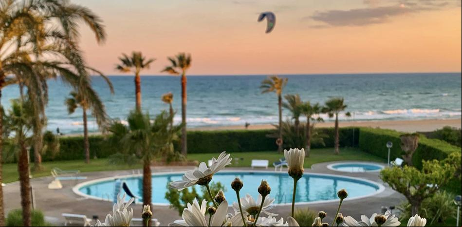 Atardecer florecido en la playa de Gavà