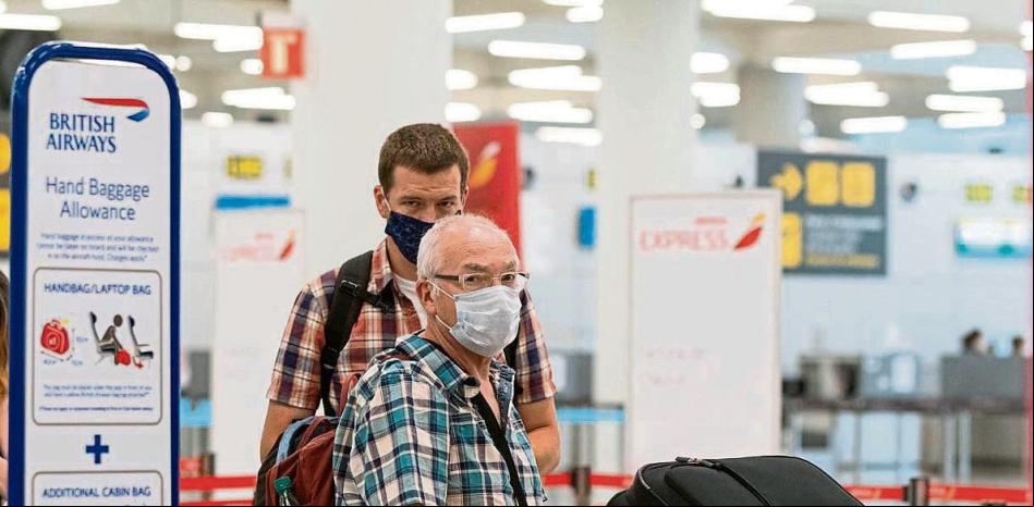 Expertos británicos cuestionan que España obtenga luz verde para recibir turistas en verano