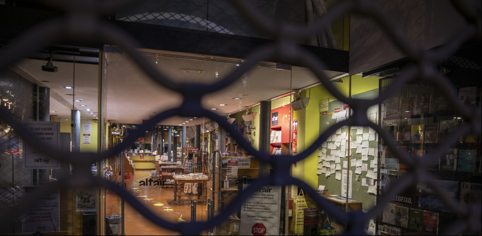 Comanegra edita un libro comestible en protesta por el cierre de las librerías