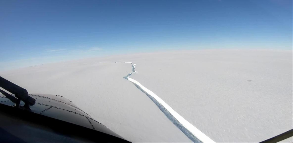 Un iceberg gigante se desprende de la Antártida