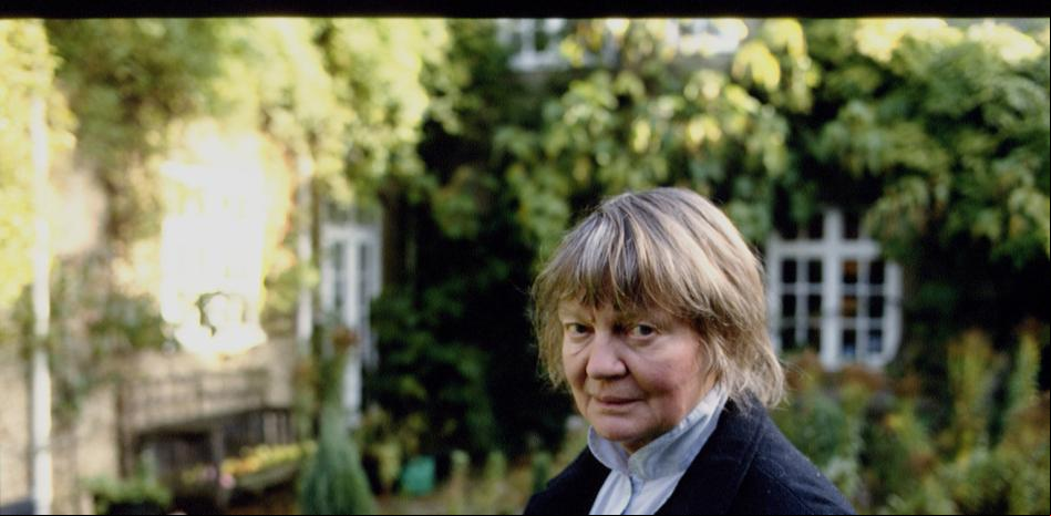 ¿Quién dedicó una hermosa elegía a la escritora Iris Murdoch cuando enfermó de Alzheimer?