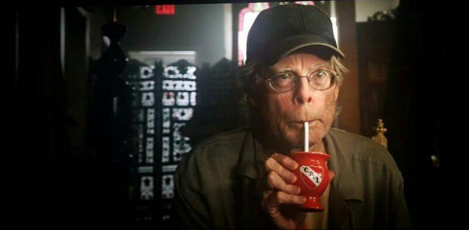 ¿Qué famoso escritor vivo ha hecho 25 cameos en el cine?