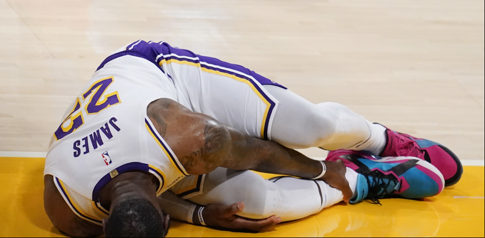 LeBron James, con un esquince de tobillo, baja en los Lakers