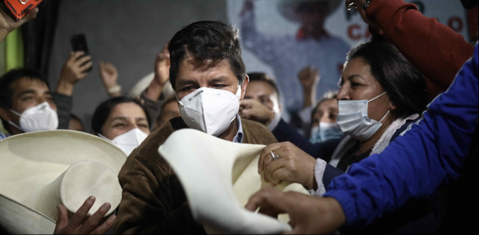 Un maestro izquierdista encabeza el escrutinio de la primera vuelta presidencial en Perú