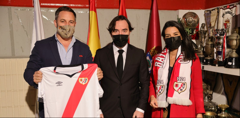 La afición del Rayo se rebela contra la directiva por la visita de Abascal al estadio