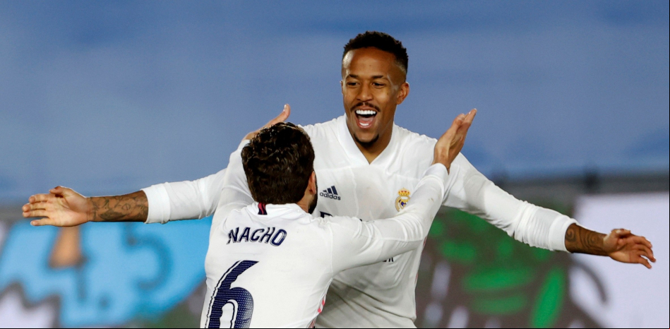 Militão mantiene al Real Madrid en la pelea por la Liga