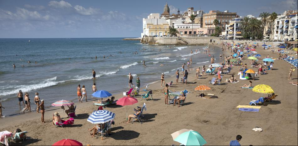 Sitges prohíbe el uso de detectores de metales en las playas y limita el  de perros