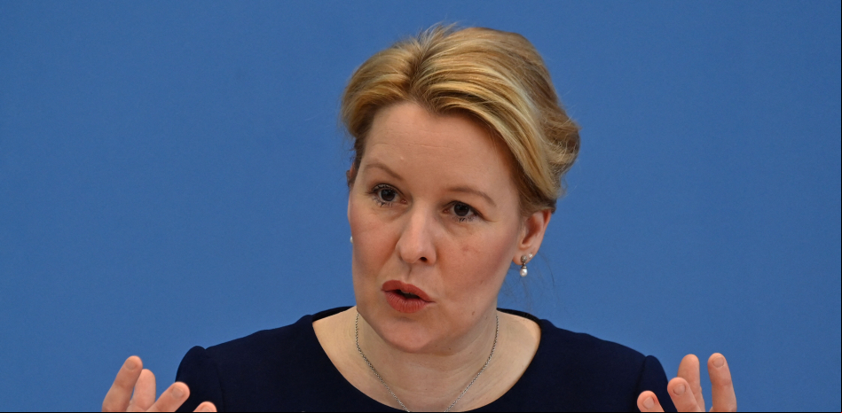 La ministra de Familia de Alemania dimite por presunto plagio de tesis