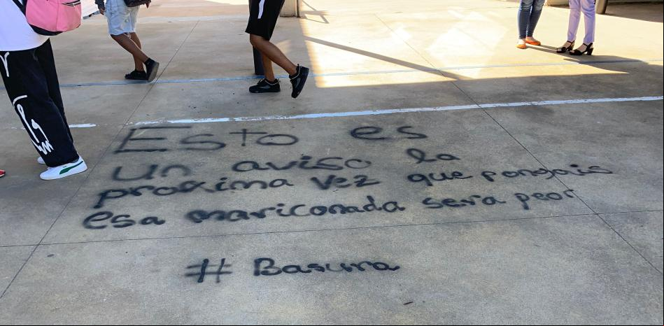 Aparecen grafitis contra el colectivo LGTBI en El Vendrell