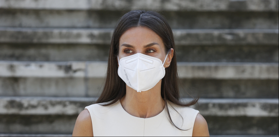 Letizia demuestra cómo modernizar el clásico vestido blanco