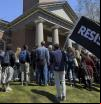Una jueza federal bloquea la prohibición de Trump a Harvard de itir estudiantes extranjeros