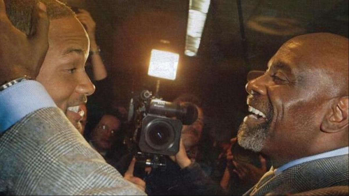 La increíble historia de Chris Gardner, el hombre que inspiró la película ‘En busca de la felicidad’: de dormir con su hijo en brazos en baños públicos a convertirse en millonario