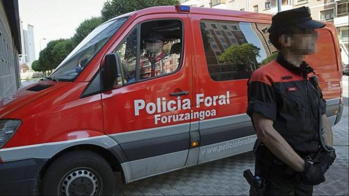 Un conductor ebrio se da a la fuga sin seguro ni ITV, con un cuchillo y un menor a bordo