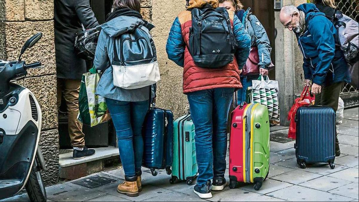 Barcelona estrecha el cerco contra las nuevas mafias de los pisos turísticos ilegales