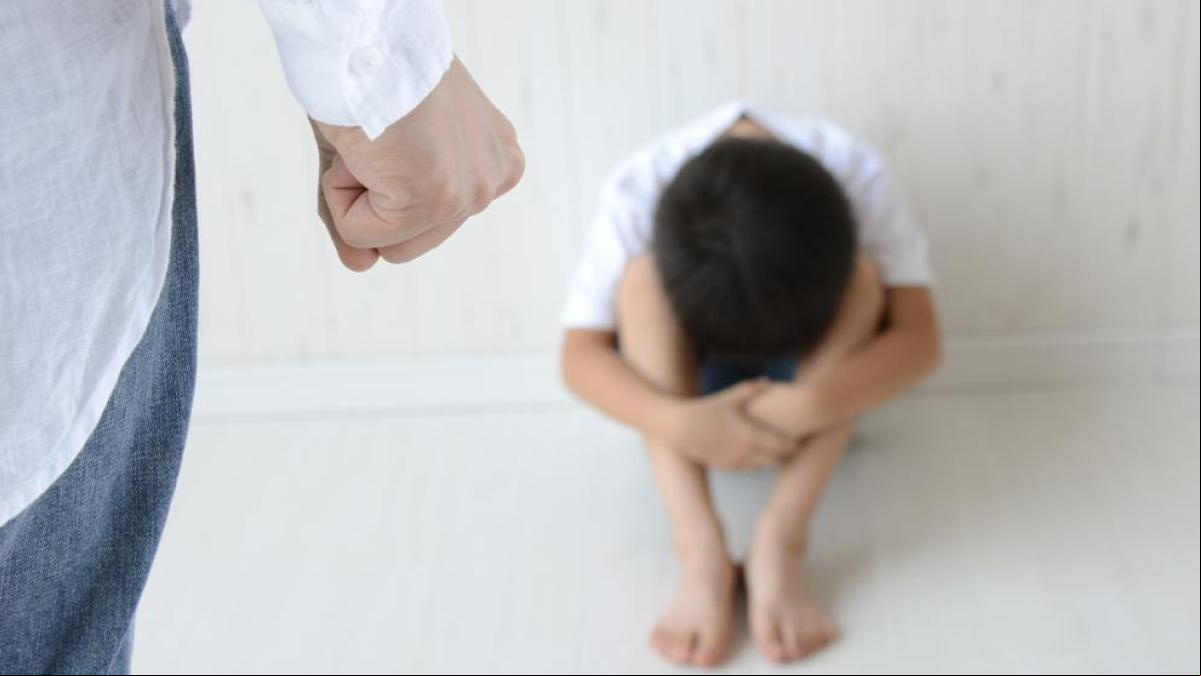 Muerde al hijo de 2 años de su pareja mientras le baña: se enfrenta a un año de cárcel y 6.126 euros de indemnización Muerde al hijo de 2 años de su pareja mientras le baña: se enfrenta a un año de cárcel y 6.126 euros de indemnización