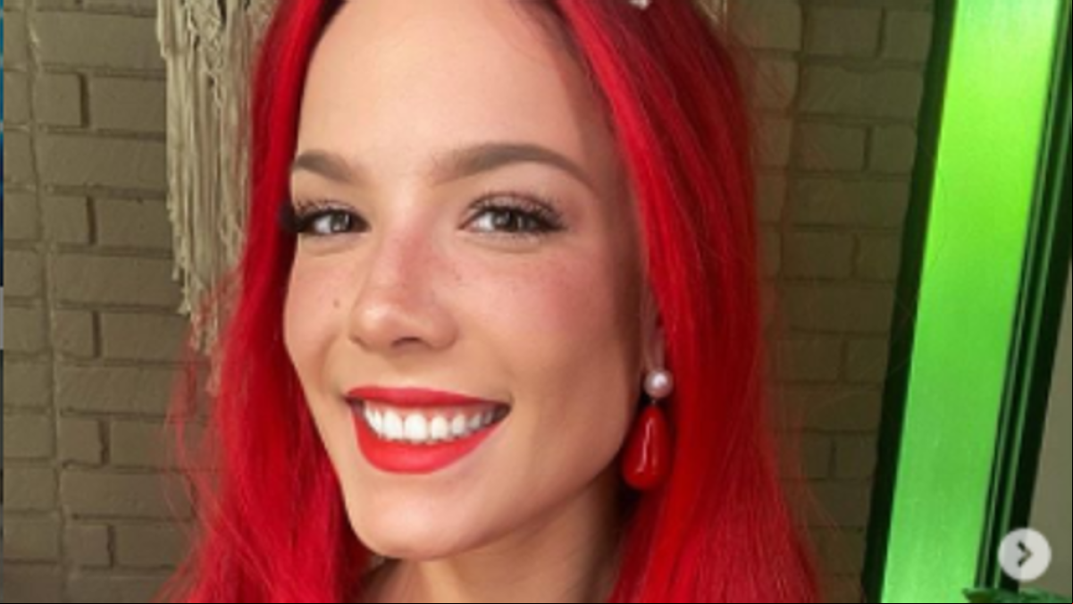La imagen con la que Halsey reivindica la lactancia materna en el trabajo