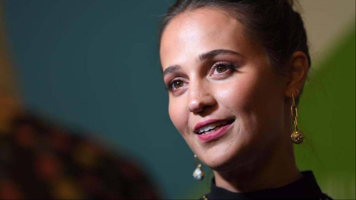 Alicia Vikander se mimetiza con Ibiza con un bohemio vestido de firma española
