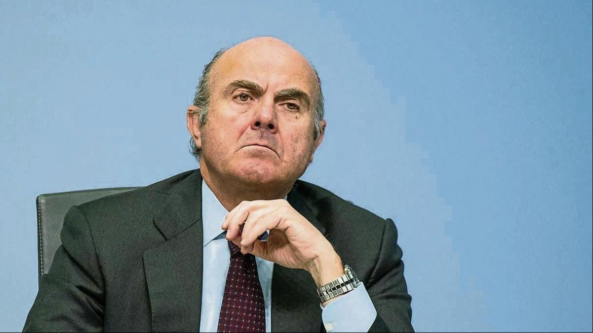 Luis de Guindos pide vincular la negociación colectiva a la inflación subyacente