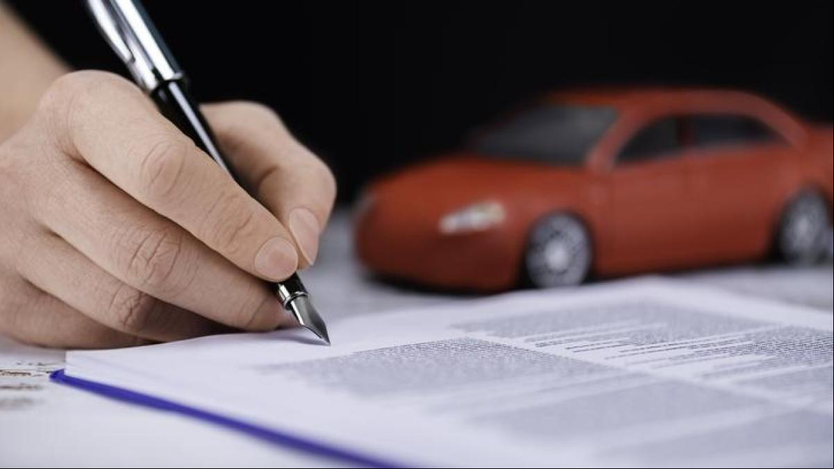 Si alquilas un coche, lee bien la letra pequeña del contrato para evitar sorpresas