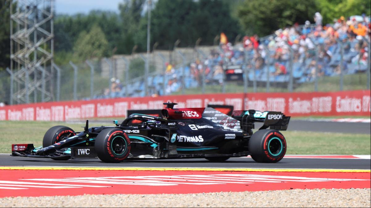 Hamilton juega con Verstappen y se lleva la pole de Hungría