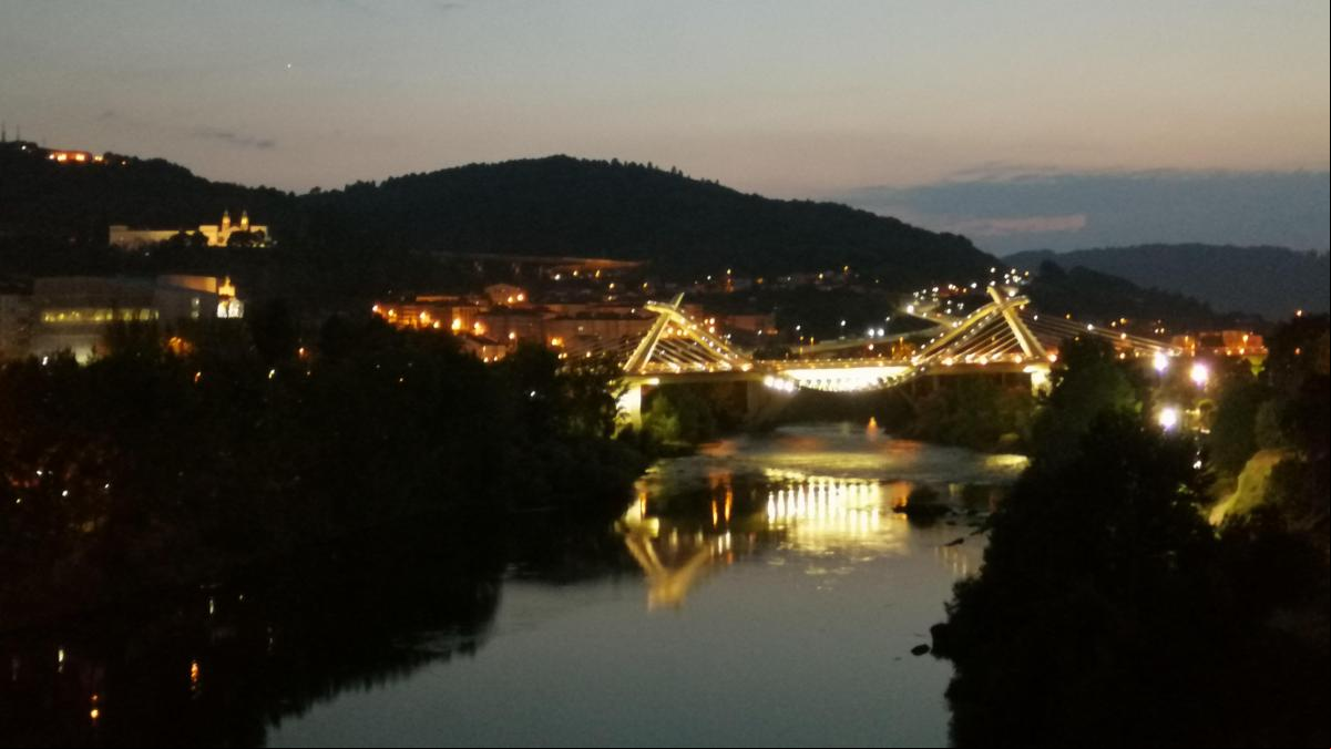La belleza nocturna del Puente del Milenio