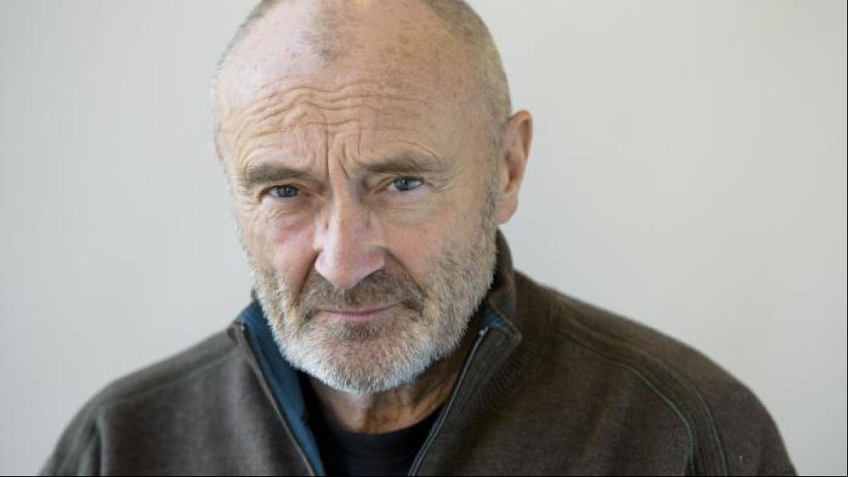 Phil Collins confiesa que apenas puede sostener las baquetas de la batería por problemas de salud