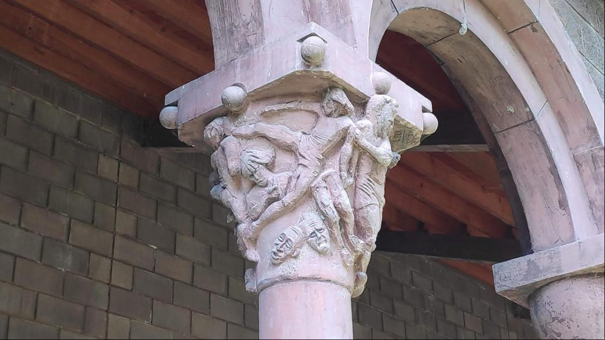 Los personajes de los capiteles del claustro de La Seu d’Urgell que nunca te hubieras imaginado