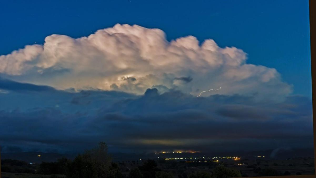 El rayo atrapado en la nube y otras tres imágenes espectaculares de las tormentas en Catalunya