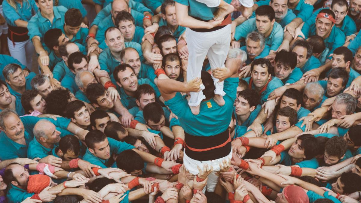 Los castells se arman de ilusión para olvidar una larga parálisis
