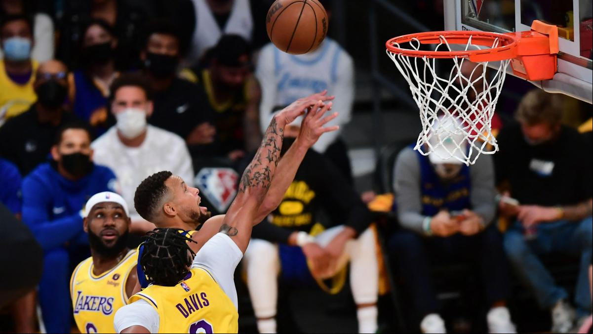 Curry se impone a James y Antetokounmpo hace lo propio con Durant en el estreno de la NBA