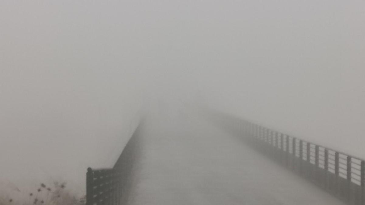 El puente del Besòs y el tren de Rodalies desaparecidos entre la niebla en el Vallès