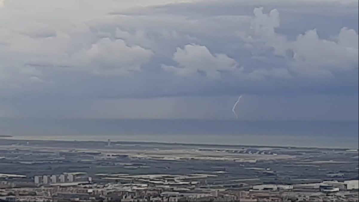 El gran rayo de la tormenta en Barcelona