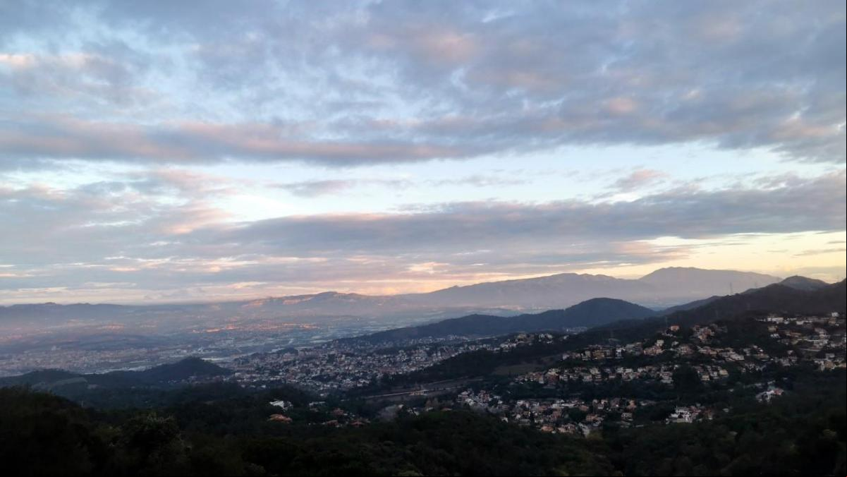 Los cielos y montañas del Vallès al amanecer