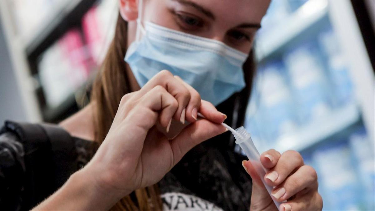 Los síntomas más comunes con ómicron: dolor de cabeza y garganta, secreción nasal y estornudos