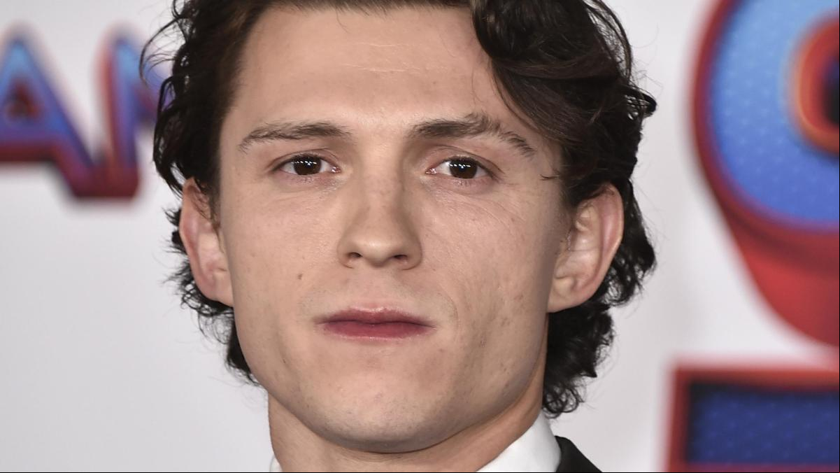 Prada “desviste” a Tom Holland en su última campaña Prada “desviste” a Tom Holland en su última campaña