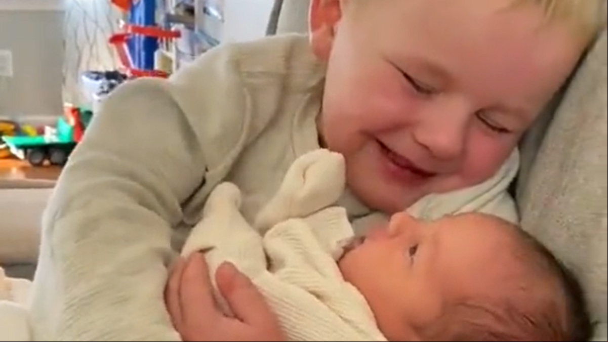 La tierna reacción de un niño al coger a su hermana recién nacida en brazos por primera vez