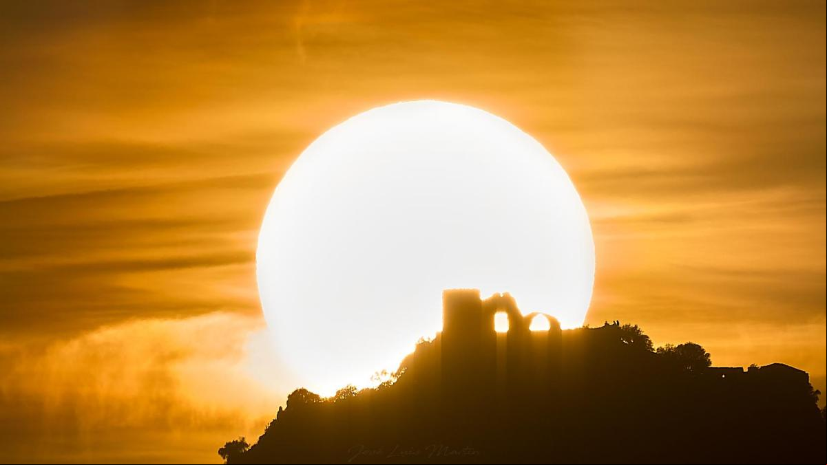 El sol de fuego cae en el castillo de Burriac