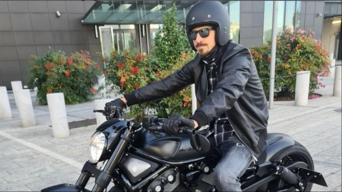 Ibrahimovic desafía el código interno de los futbolistas montado sobre esta Harley-Davidson