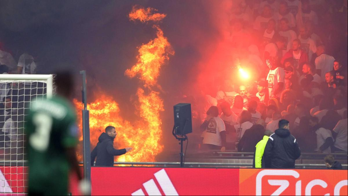 Espectacular incendio en el Johan Cruyff Arena durante el Ajax-Feyenoord