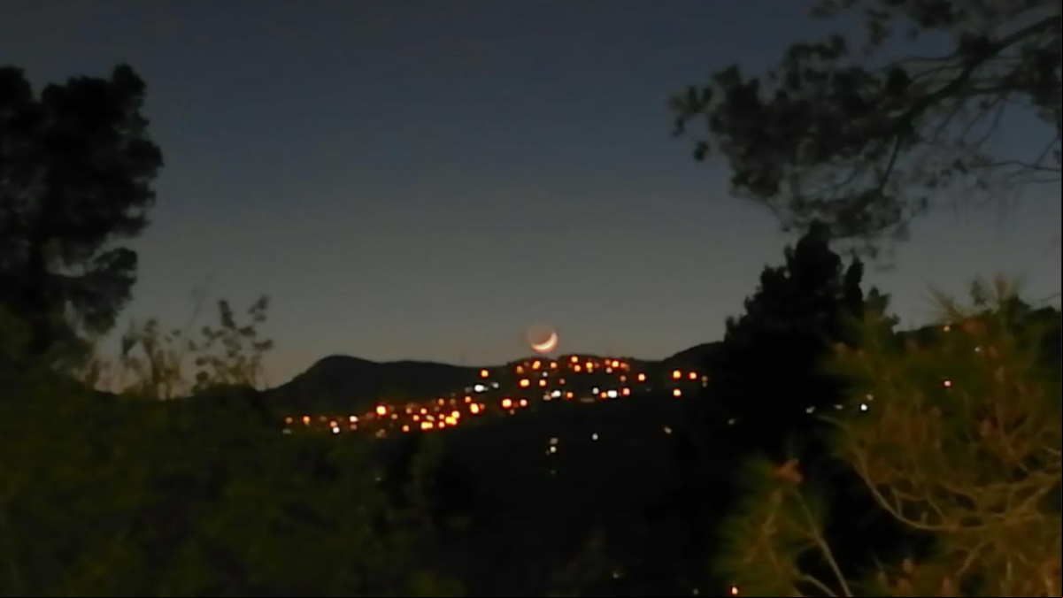 La luna creciente brilla en Corbera de Llobregat