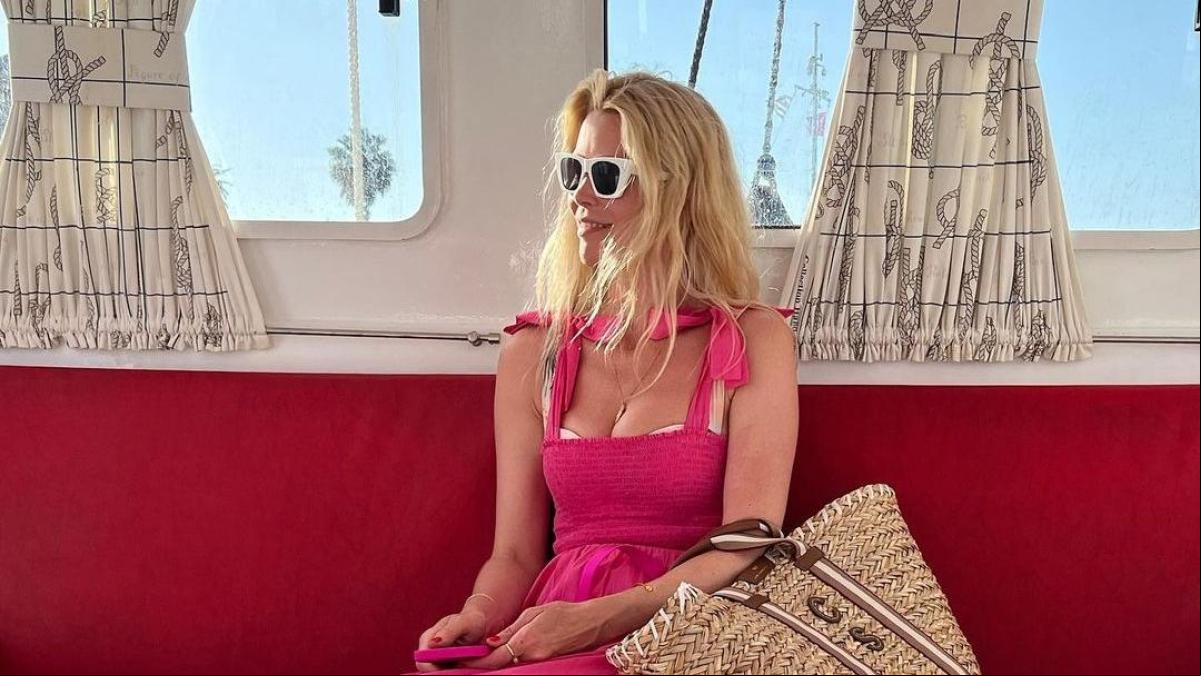 Así puedes copiar el look Barbiecore de Claudia Schiffer