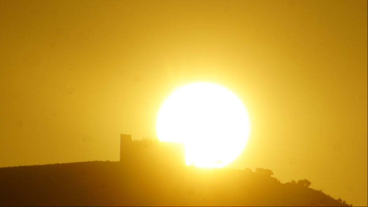 Cuando sale el sol detrás del castillo de Montgrí