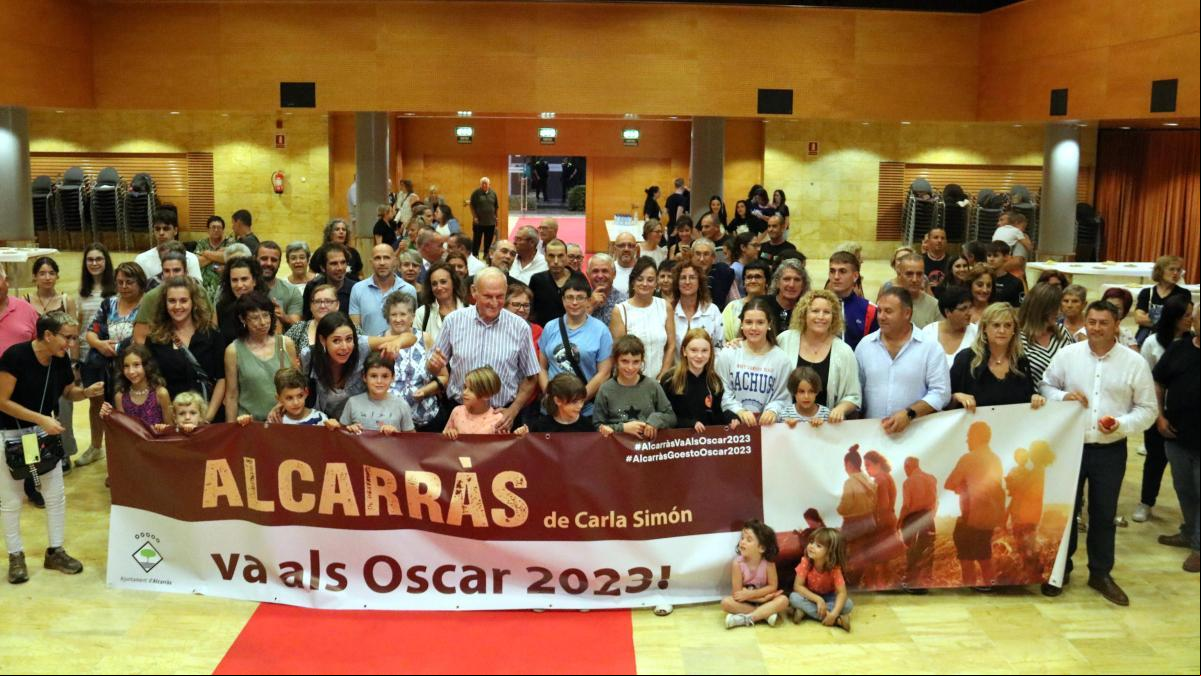 El equipo de Alcarràs celebra con los vecinos del pueblo la elección de la película para los Oscar
