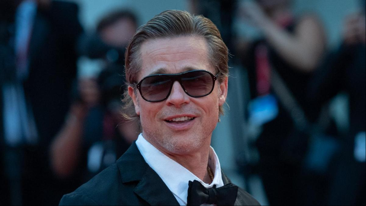 Brad Pitt derrocha estilo con un jersey de efecto pelo
