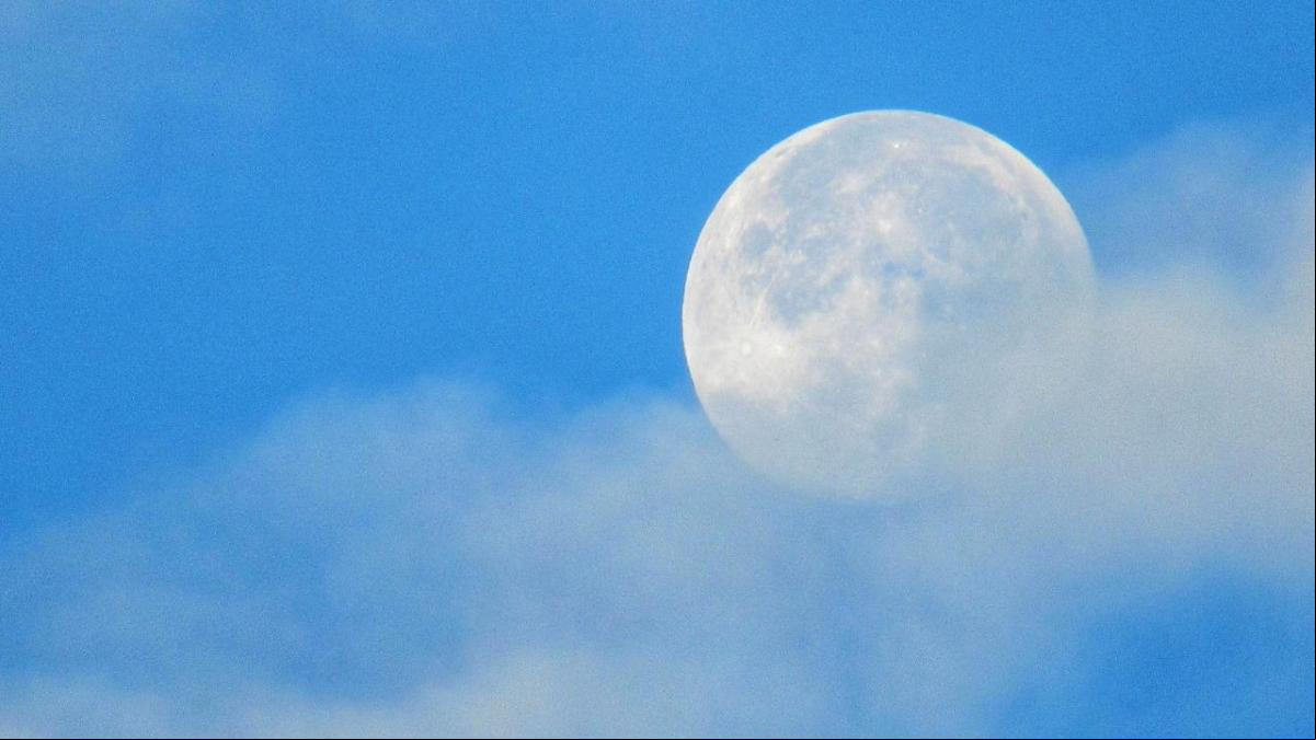 El cielo mágico de la luna de día