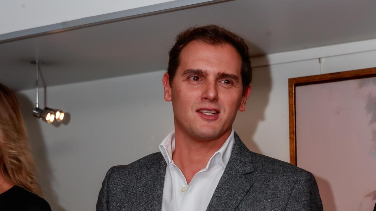 Albert Rivera, muy cómplice con otra mujer durante sus vacaciones Albert Rivera, muy cómplice con otra mujer durante sus vacaciones
