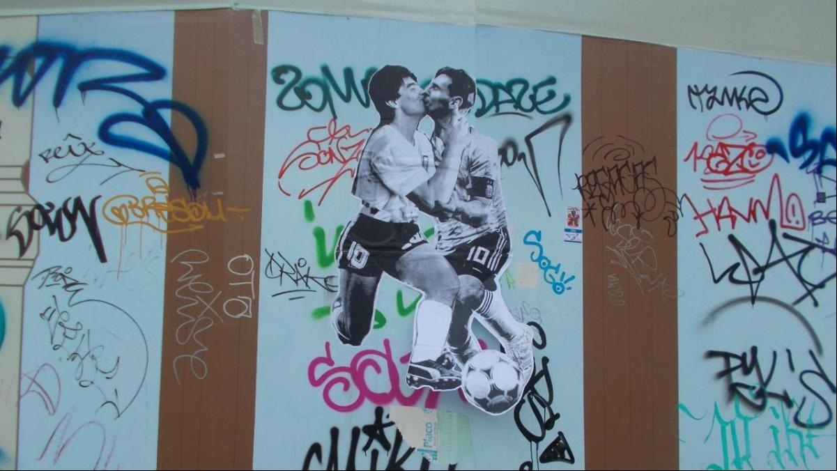 El beso de Messi y Maradona